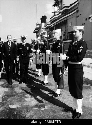 Eine Ehrengarde wird von William Howard Taft IV, stellvertretender Verteidigungsminister, Left und LT inspiziert. Linas M. Ploplys, Oberbefehlshaber der Ehrenwache, rechts, während der Inbetriebnahme des geführten Raketenkreuzers USS VALLEY FORGE (CG-50). Basis: Pascagoula Bundesstaat: Mississippi (MS) Land: Vereinigte Staaten von Amerika (USA) Stockfoto