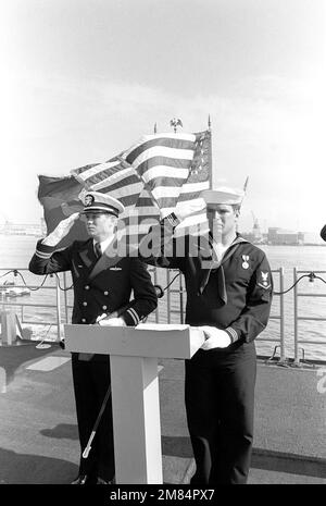 Die Besatzungsmitglieder salutieren während der Inbetriebnahme der TALSCHMIEDE (CG 50) des geführten Raketenkreuzers. Basis: Pascagoula Bundesstaat: Mississippi (MS) Land: Vereinigte Staaten von Amerika (USA) Stockfoto