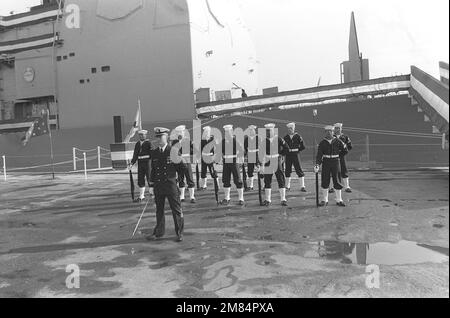 Eine Ehrenwache steht während der Inbetriebsetzung der TAL-SCHMIEDE (CG 50) des geführten Raketenkreuzers auf der Parade. Basis: Pascagoula Bundesstaat: Mississippi (MS) Land: Vereinigte Staaten von Amerika (USA) Stockfoto