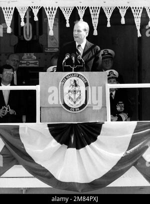 William Howard Taft IV, stellvertretender Verteidigungsminister, hält die Grundsatzrede während der Inbetriebnahme des geführten Raketenkreuzers USS VALLEY FORGE (CG-50). Basis: Pascagoula Bundesstaat: Mississippi (MS) Land: Vereinigte Staaten von Amerika (USA) Stockfoto