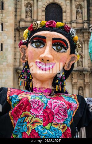 Eine riesige Brautpuppe in traditionellem Kleid namens Mono de calenda vor einer Hochzeitsfeier in Oaxaca, Mexiko. Dahinter befindet sich die Kirche Santo Domi Stockfoto