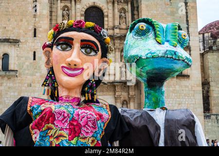 Eine riesige Brautpuppe in traditionellem Kleid namens Mono de calenda vor einer Hochzeitsfeier in Oaxaca, Mexiko. Dahinter befindet sich die Kirche Santo Domi Stockfoto