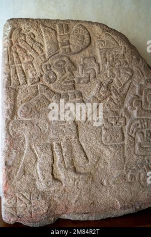 Steinschnitzerei mit dem „7 Cane“ aus einem Bauwerk in Tlacolula, Mexiko. Museum of Oaxacan Culture, Oaxaca, Mexiko. Etwa 200 - 900 n. Chr Stockfoto