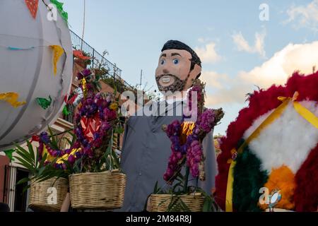 Eine Hochzeitsfeier auf der Straße mit Tänzern und Monos de calenda in Oaxaca, Mexiko. Stockfoto