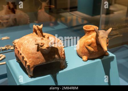 Prähispanische Keramiktöpfe in Tierform im Museum of Oaxacan Culture, Oaxaca, Mexiko. Rechts ist ein Tamandua oder Ameisenbär. Stockfoto