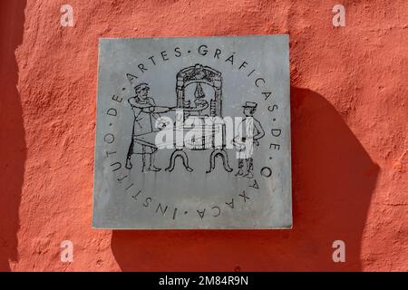 Das Schild am Institute of Graphic Arts of Oaxaca im historischen Zentrum der Stadt Oaxaca, Mexiko. Stockfoto