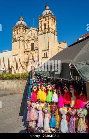Ein Verkaufsstand, der Souvenirs von der Kirche Santo Domingo de Guzman im historischen Zentrum von Oaxaca, Mexiko, verkauft. Stockfoto