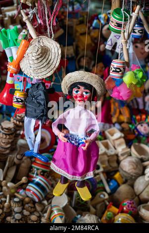 Marionettenpuppen aus Holz werden auf dem Benito Juarez Market im historischen Zentrum der Stadt Oaxaca, Mexiko, verkauft. Stockfoto