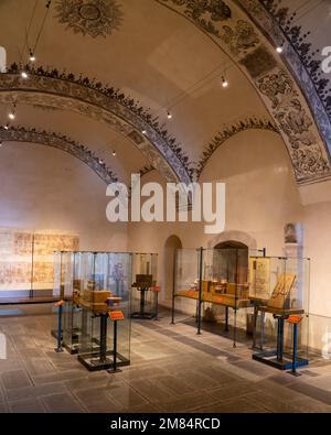 Eine Ausstellungshalle mit Ausstellungen prähispanischer Artefakte im Museum of Oaxacan Culture in Oaxaca, Mexiko. Beachten Sie die Fresken an der gewölbten Decke des Stockfoto