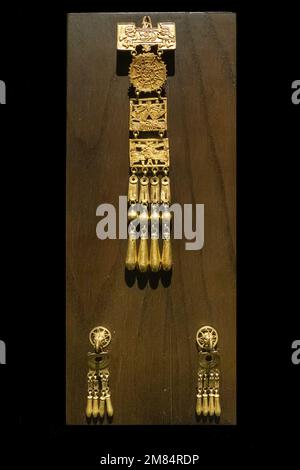 Goldpektorium, das die Ordnung des Universums zeigt, mit Ohrringen aus Grab 7 in Monte Alban. Kulturmuseum von Oaxaca, Oaxaca, Mexiko. Von oben nach Stockfoto