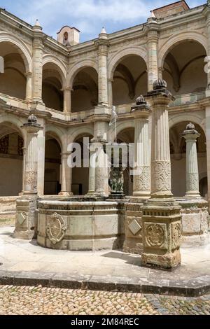 Brunnen und Klöster des ehemaligen Klosters Santo Domingo, jetzt das Museum der Kulturen von Oaxaca, Oaxaca, Mexiko. Stockfoto