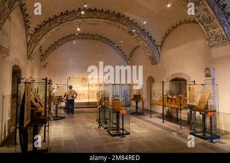 Eine Ausstellungshalle mit Ausstellungen prähispanischer Artefakte im Museum of Oaxacan Culture in Oaxaca, Mexiko. Beachten Sie die Fresken an der gewölbten Decke des Stockfoto