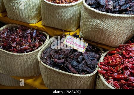 Körbe mit Chili-Paprika zum Verkauf im Mercado Benito Juarez im historischen Zentrum der Stadt Oaxaca, Mexiko. Stockfoto