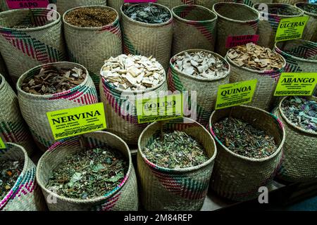 Körbe mit naturheilmitteln zum Verkauf auf dem Benito Juarez Markt in Oaxaca, Mexiko. Stockfoto