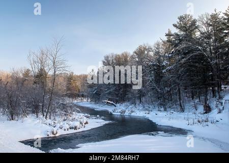 Hübsche Landschaft mit Bäumen und Bächen der Balsam Branch, die durch das Zentrum von Polk County fließt, an der D. D. Kennedy Mill Ave. In Amery, Wisconsin, USA Stockfoto