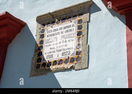 Unterschreiben Sie auf dem Casa Juarez Site Museum in Oaxaca, Mexiko, wo Benito Juarez 10 Jahre lang lebte, als er zum ersten Mal nach Oaxaca kam. Stockfoto