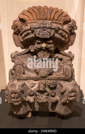 Vorhispanische Keramik-Zapotec-Begräbnisstätte von Cocijo, dem gott des Regens, im Museum of Oaxacan Culture, Oaxaca, Mexiko. Ursprung: Monte Alban, Stockfoto