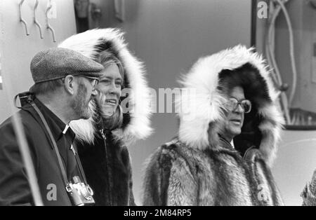 Senator Ted Stevens, R-Alaska, rechts, und seine Frau, Catherine Ann Stevens, Sponsor, Teilnahme an der Inbetriebnahme des nuklearbetriebenen strategischen Raketen-U-Boots USS ALASKA (SSBN 732). Basis: Marine-U-Boot-Basis, New London Bundesstaat: Connecticut (CT) Land: Vereinigte Staaten von Amerika (USA) Stockfoto