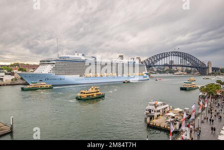 Circular Quay, Sydney, Australien - 7. Dezember 2022: Das Kreuzfahrtschiff Ovation of the Seas of Royal Caribbean International liegt am Circular Quay vor Anker Stockfoto