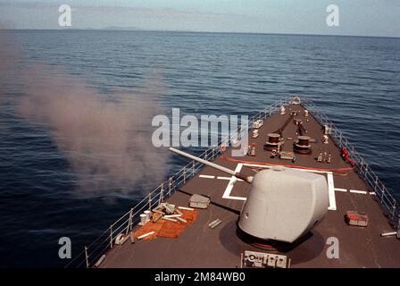 Die am Bug des Zerstörers USS JOHN HANCOCK (DD-5 981) montierte Mark 45-Pistole (Kaliber 54 cm) wird während der Qualifikation zur Unterstützung von Marineschützen in der Nähe von Puerto Rico abgefeuert. Land: Karibik Stockfoto