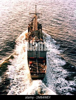 Ein erhöhter Blick auf das Heck der gesteuerten Raketenfregatte USS SAMUEL B. ROBERTS (FFG 58), die während der Seeversuche vor ihrer Inbetriebnahme im Gange ist. Land: Atlantik (AOC) Stockfoto