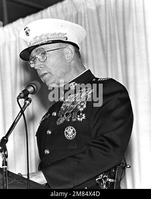 GEN. Paul X. Kelley, Befehlshaber des Marine Corps, spricht während der Inbetriebnahme des Anlegeschiffs USS GERMANTOWN (LSD-42). Basis: Seattle Staat: Washington (WA) Land: Vereinigte Staaten von Amerika (USA) Stockfoto