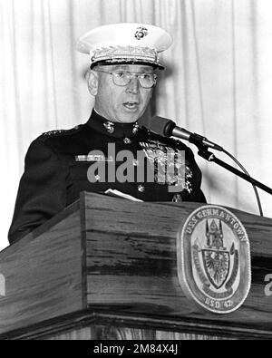 GEN. Paul X. Kelley, Befehlshaber des Marine Corps, spricht während der Inbetriebnahme des Anlegeschiffs USS GERMANTOWN (LSD-42). Basis: Seattle Staat: Washington (WA) Land: Vereinigte Staaten von Amerika (USA) Stockfoto