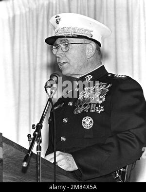 GEN. Paul X. Kelley, Befehlshaber des Marine Corps, spricht während der Inbetriebnahme des Anlegeschiffs USS GERMANTOWN (LSD-42). Basis: Seattle Staat: Washington (WA) Land: Vereinigte Staaten von Amerika (USA) Stockfoto