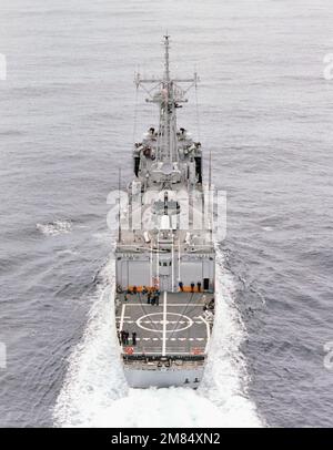 Ein erhöhter Blick auf die im Gange befindliche geführte Raketenfregatte USS VANDEGRIFT (FFG-48). Land: Unbekannt Stockfoto