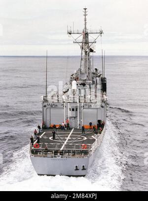 Ein erhöhter Blick auf die im Gange befindliche geführte Raketenfregatte USS VANDEGRIFT (FFG-48). Land: Unbekannt Stockfoto