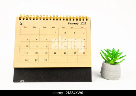 Februar 2023 Monatlicher Tischkalender für 2023 Jahr auf weißem Hintergrund. Stockfoto