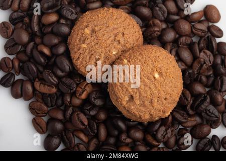 Kaffeekekekse auf Kaffeebohnen-Hintergrund Stockfoto