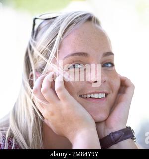 Sie hat eine sonnige Veranlagung. Porträt einer schönen jungen Frau im Freien. Stockfoto