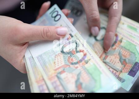 Hundert belarussische Rubel-Banknoten in weiblichen Händen Stockfoto