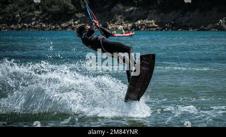 Leucate, Frankreich – 29. Und 30. April 2022: World Wind Championship Vorbereitung und Training von Athleten in Kitesurf, Wingsurf, Windsurfen in Leucate Stockfoto