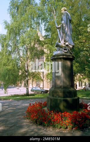 Statue von Admiral Lord Nelson auf dem Gelände der Norwich Cathedral im Jahr 1978, Norwich, Norfolk Stockfoto