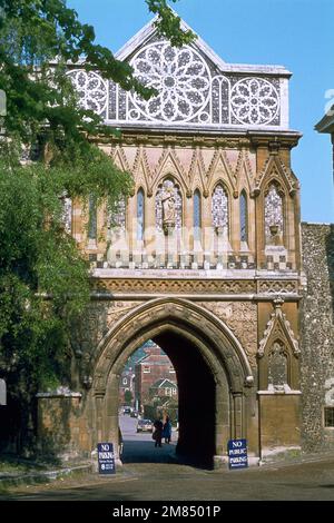 St. Ethelbert's Gate an der Norwich Cathedral im Jahr 1978. Norwich, Norfolk Stockfoto