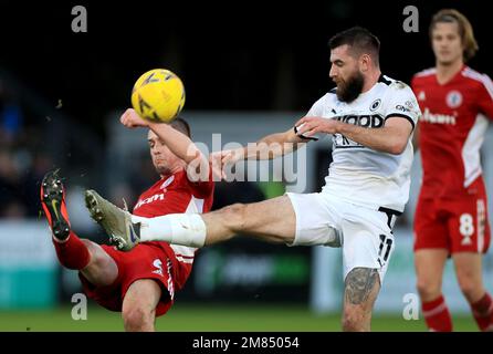 Boreham Woods Danny Newton kämpft mit Accrington Stanleys Liam Coyle während des Emirates FA Cup-Spiels in der dritten Runde im LV Bet Stadium Meadow Park, Borehamwood. Foto: Samstag, 7. Januar 2023. Stockfoto