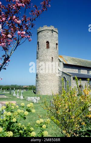 St. Margarets Church mit Frühlingsblüte 1984, Burnham Norton, Norfolk Stockfoto