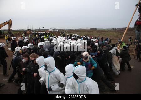 Lützerath, Deutschland - 01 10 2023 - Klimaschutzprotest, Polizisten in Lützerath. Bilder von Lützerath aus der Garzweiler-Tagebau. Stockfoto