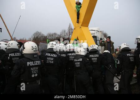 Lützerath, Deutschland - 01 10 2023 - Klimaschutzprotest, Polizisten in Lützerath. Bilder von Lützerath aus der Garzweiler-Tagebau. Stockfoto