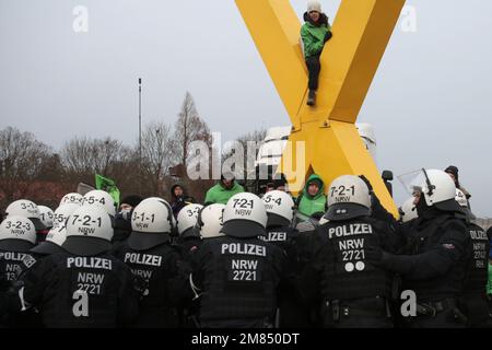 Lützerath, Deutschland - 01 10 2023 - Klimaschutzprotest, Polizisten in Lützerath. Bilder von Lützerath aus der Garzweiler-Tagebau. Stockfoto