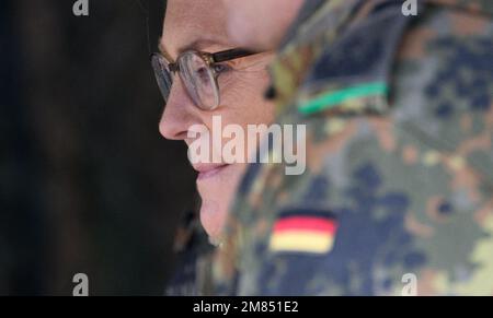 Marienberg, Deutschland. 12. Januar 2023. Christine Lambrecht (SPD), Bundesministerin für Verteidigung, steht während eines Besuchs des Panzergrenadier-Bataillons 371 in den Ore Mountains Barracks zwischen den Soldaten. Neben einer Präsentation der Darbietungen der gepanzerten Infanteristen mit ihren Marder-Infanterie-Kampffahrzeugen möchte der Minister in erster Linie Gespräche mit den Soldaten führen, die für die Schnelle Eingreiftruppe der NATO (VJTF) entsandt wurden. Kredit: Robert Michael/dpa/Alamy Live News Stockfoto
