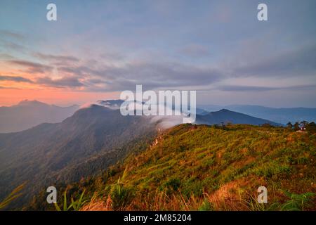 Nebel über den Berg am frühen Morgen in Phu Chee Fah in Thailand Stockfoto