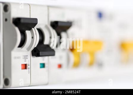 Automatische Leistungsschalter in einer Sicherungstafel Stockfoto
