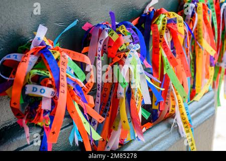 Tür mit berühmten und bunten Bändern unseres lord do Bonfim, der angeblich Glück bringt und traditionell in der Stadt Salvador in Bahia ist. Stockfoto