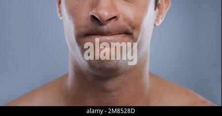 So nah... ein Studiofoto von der unteren Hälfte eines jungen mannes. Stockfoto