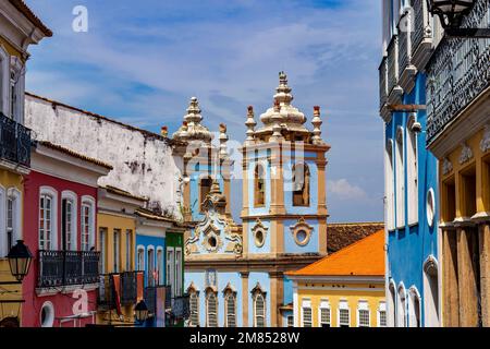Historische farbenfrohe Gebäude und barocke Kirchen im berühmten Viertel Pelourinho in Salvador, Bahia Stockfoto