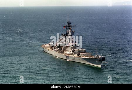 Steuerbord-Bugblick auf das im Gange befindliche Schlachtschiff USS IOWA (BB-61). Land: Pazifik (POC) Stockfoto