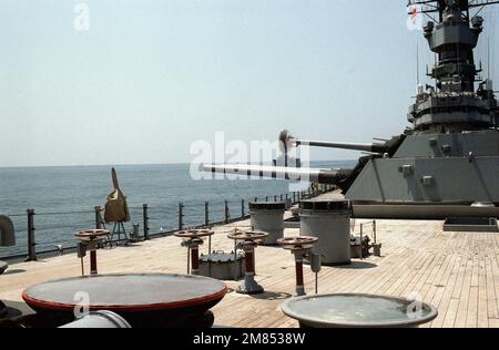 Vom Geschützturm Nr. 2 Mark 7 16 Zoll/50 Kaliber des Schlachtschiff USS IOWA (BB-61) wird während einer Übung zur Zündung der Hauptbatterie eine Kugel abgefeuert. Land: Karibik Stockfoto